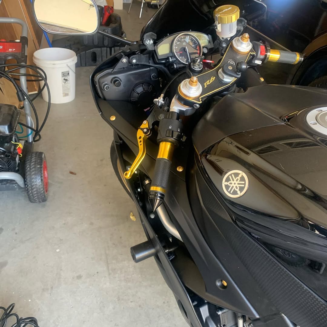 Puños de aluminio y caucho negros y dorados para Yamaha YZF con extremos de manillar con forma de púas