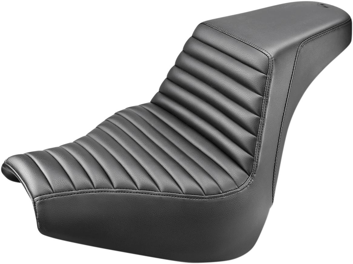 Asiento SADDLEMEN Step-Up - Delantero Tuck-n-Roll - Negro - FXBR/S 818-31-171