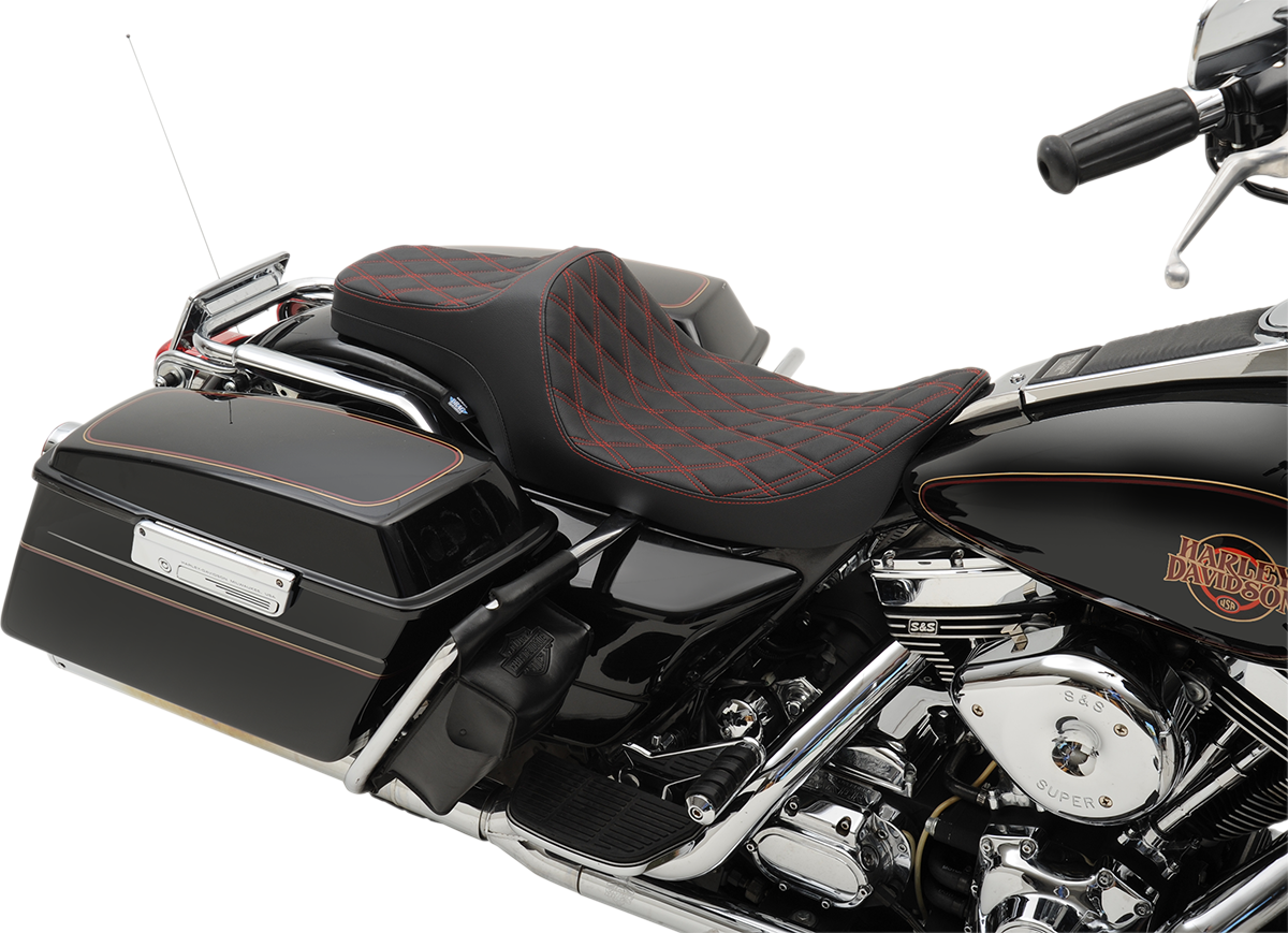 Asiento Predator III de DRAG SPECIALTIES - Doble diamante - Costuras rojas FIT 99-07 FLHR, 06-07 FLHX 0801-1131