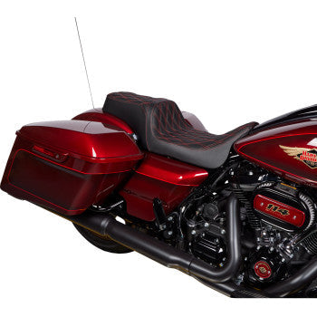 Asiento Predator 1Up de DRAG SPECIALTIES - Vinilo - Costuras rojas de doble diamante - FLH '08-'23 0801-1491