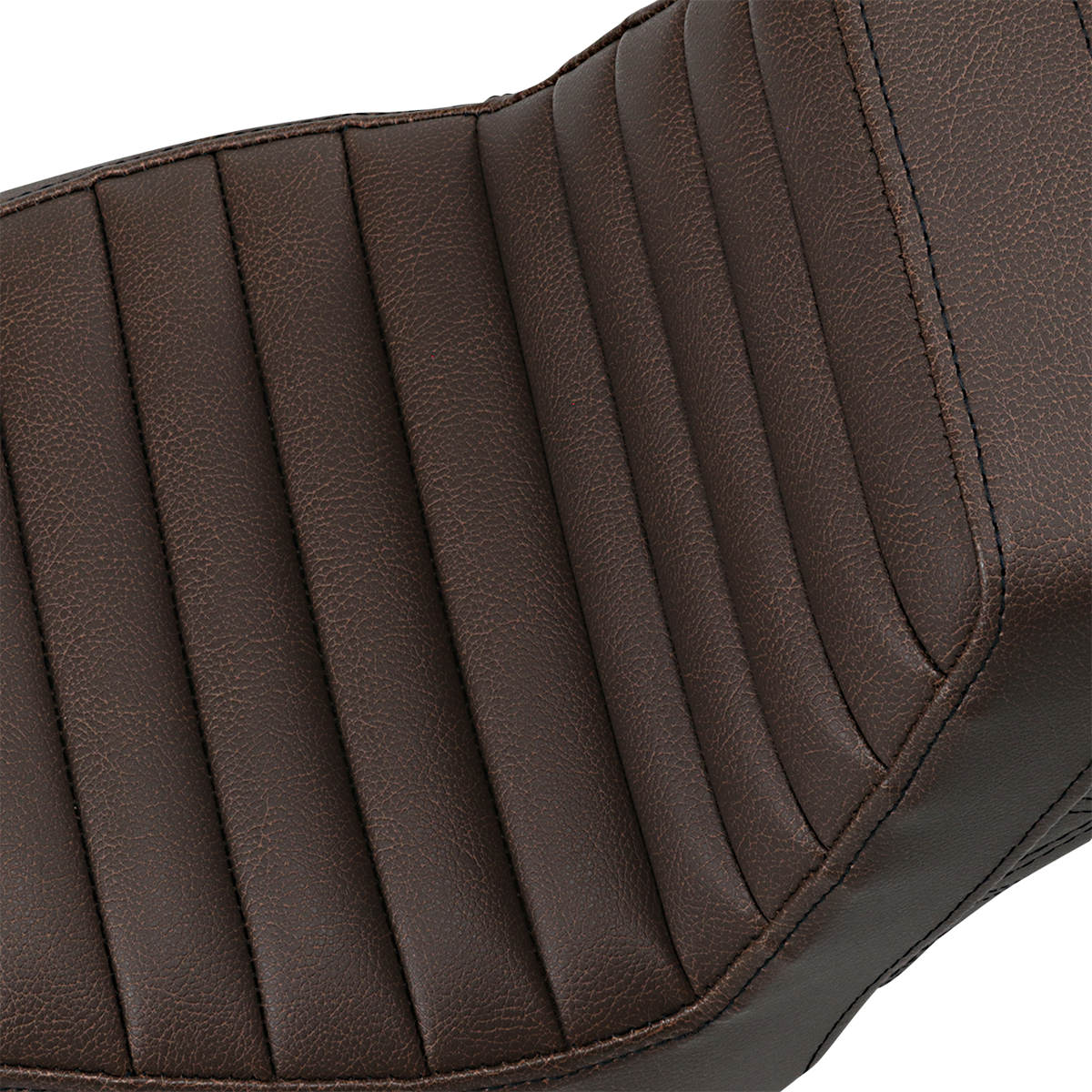 Asiento SADDLEMEN Step-Up - Delantero Tuck-n-Roll/Trasero Lattice Stitch - Marrón 818-30-176BR