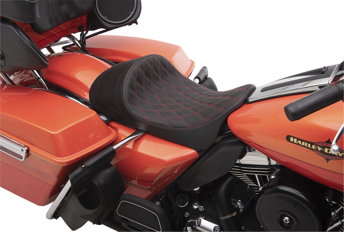 Asiento individual bajo delantero DRAG SPECIALTIES - Diamante - Costuras rojas - FL '08-'22 0801-1254