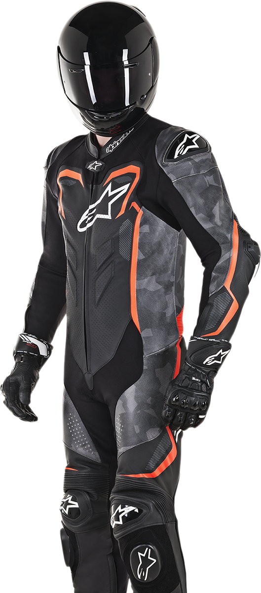 Mono de cuero ALPINESTARS GP Plus v2 Camo de una pieza - Negro/Carbón/Rojo Fluorescente - Talla 48 de EE. UU. / 58 de UE 3150718-994-58