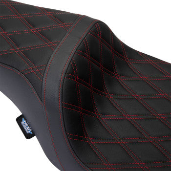 Asiento Predator 1Up de DRAG SPECIALTIES - Vinilo - Costuras rojas de doble diamante - FLH '08-'23 0801-1491