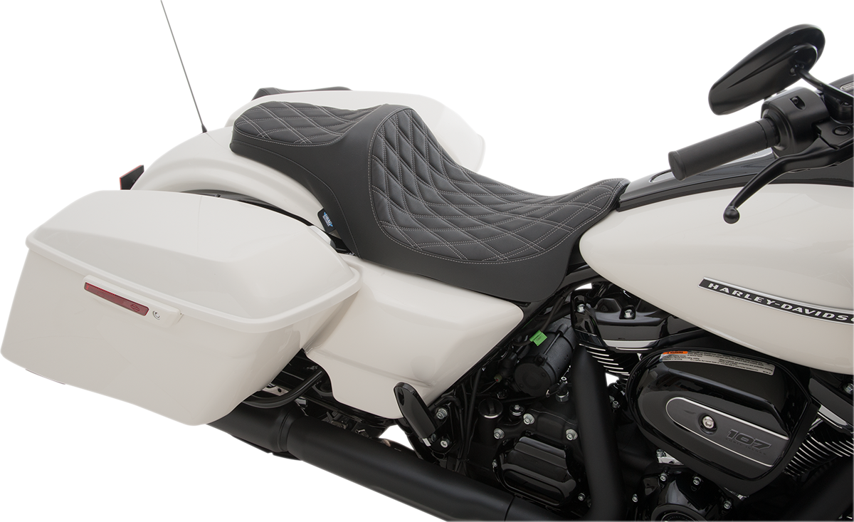 Asiento Predator III de DRAG SPECIALTIES - Doble diamante - Costuras plateadas - FL '08-'22 0801-1115