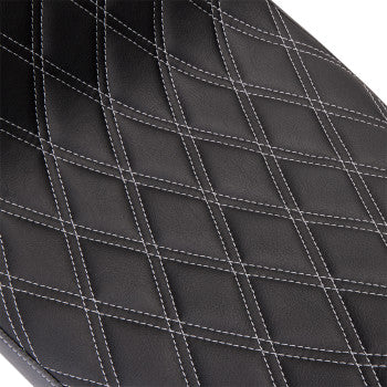 Asiento Predator 2Up de DRAG SPECIALTIES - Vinilo - Costura plateada de doble diamante - FLH '08-'23 0801-1492