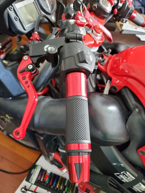 Suzuki GSXR Black and Red Aluminum / Rubber Gel Grips – Sixty61