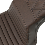 Asiento SADDLEMEN Step-Up - Costuras delanteras Tuck-n-Roll/traseras de celosía - Marrón 813-27-176BR 