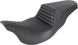 Asiento SADDLEMEN Step-Up - Costuras delanteras Tuck-n-Roll/traseras de celosía - Negro - FL '08-23 808-07B-176
