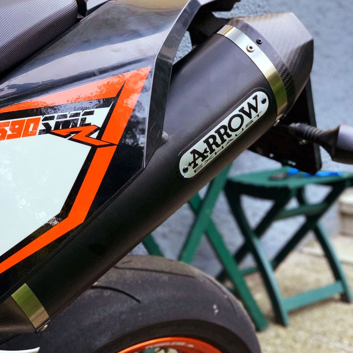 Silenciador Arrow KTM 690 Enduro '09/16 de aluminio Dark Race Tech homologado con tapa de carbono para tubos de enlace Arrow 72618akn