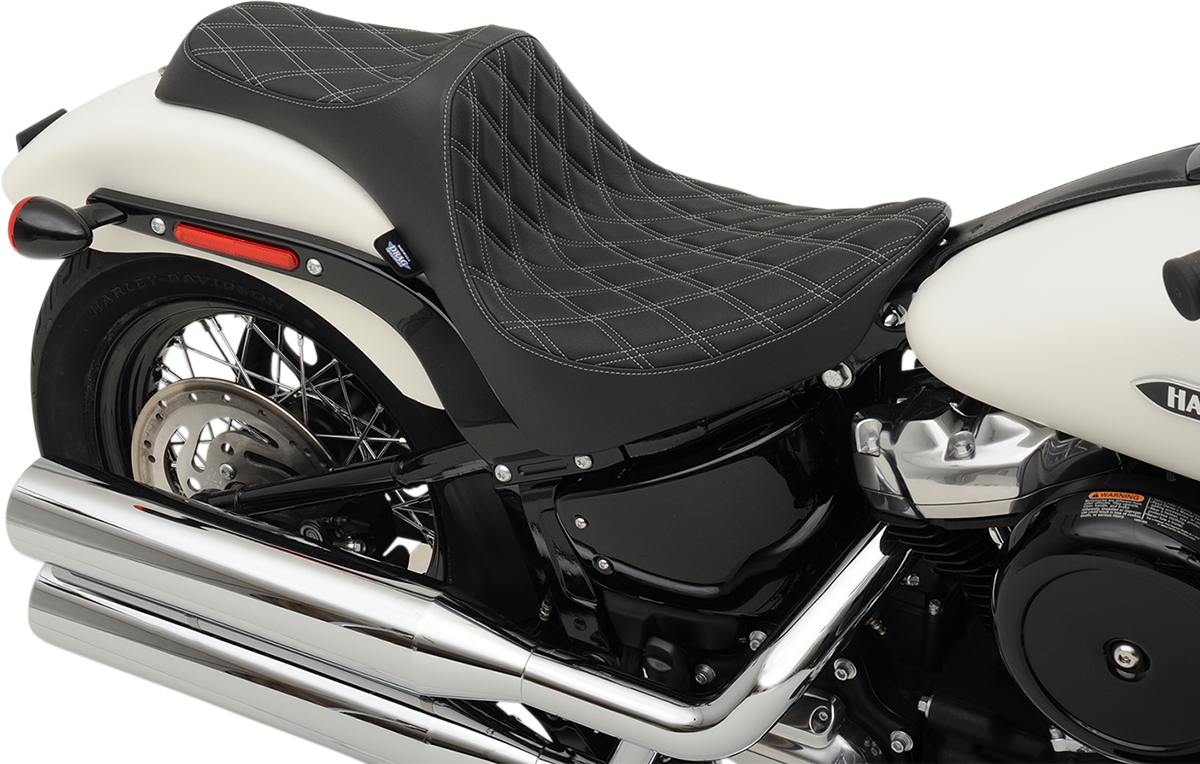 Asiento Predator III de DRAG SPECIALTIES - Doble diamante - Costuras plateadas - FL/FX '18-'22 0802-1146