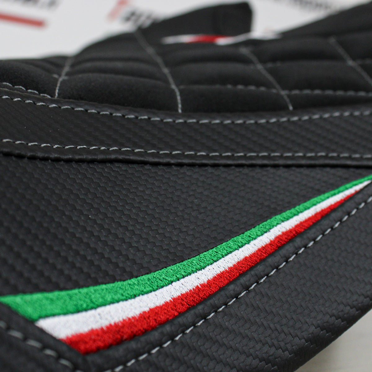 Funda de asiento Aprilia RS 660 2021-2025 Tappezzeria Italia TPZ Velvet con costura de diamante negro
