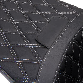 Asiento Freedom de DRAG SPECIALTIES - Vinilo - Costuras plateadas de doble diamante - FLH '09-'23 0801-1482 